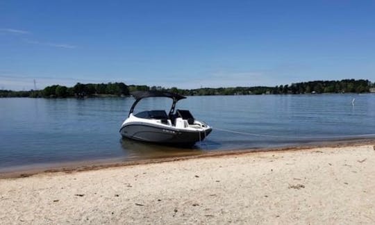 Magnificent Yamaha 242 Limited S E-Series on Lake Norman