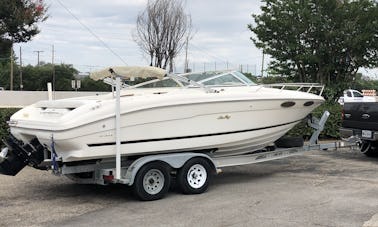 230 Sea Ray passe la nuit à Grand Prairie, au Texas