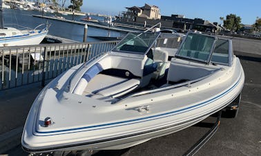 Bateau à moteur Newport Beach Open Bow 18OB 135 ch SeaRay avec toit bimini complet