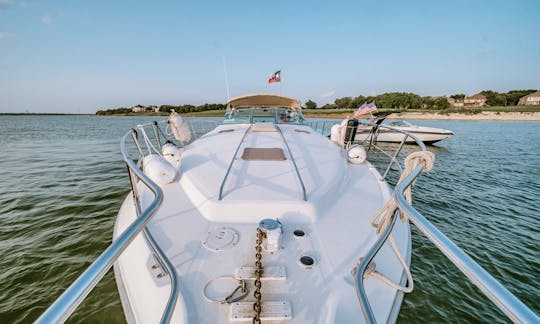 Luxury Party Yacht Sea Ray Cruiser 46' at Lake Lewisville