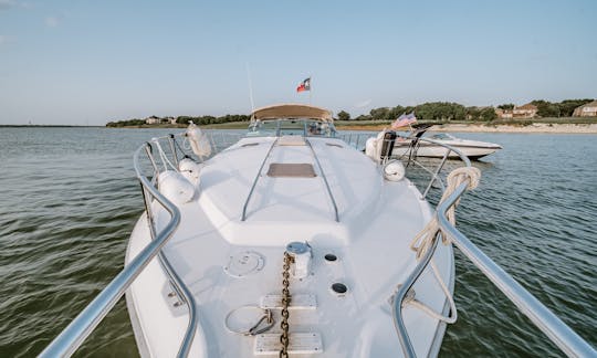 Luxury Party Yacht Sea Ray Cruiser 46' at Lake Lewisville