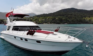 Joli yacht à moteur Maris 64 pour une journée fraîche à Bodrum/Torba