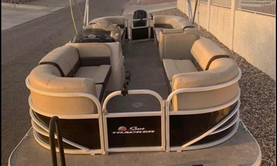 2018 Sun Tracker Party Barge 22 DLX!! in Lake Havasu City