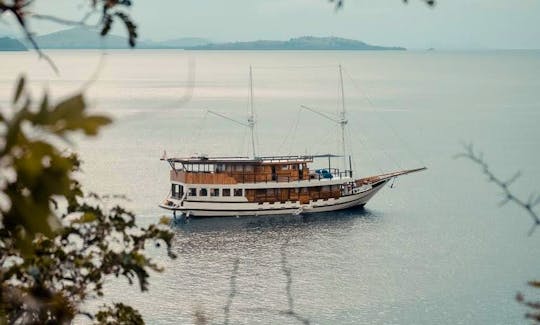 Traditional Phinisi Maker 25' Boat for Charter in Komodo, Indonesia