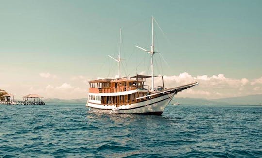 Traditional Phinisi Maker 25' Boat for Charter in Komodo, Indonesia