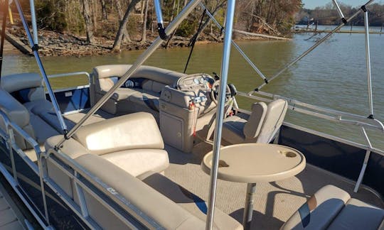 20ft Sullivan Sunchaser Pontoon in Lake Wylie, South Carolina