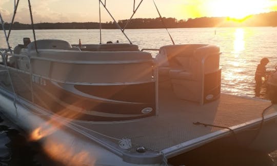 20ft Sullivan Sunchaser Pontoon in Lake Wylie, South Carolina