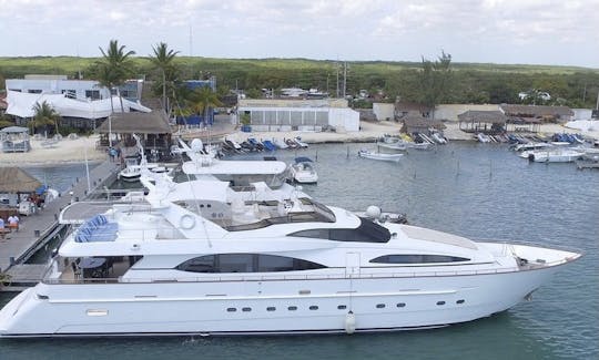 Megayate Azimut de 101 pies con jacuzzi y moto acuática con recogida en la Riviera Maya
