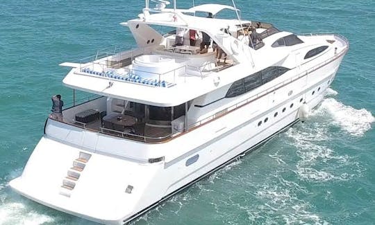 Megayate Azimut de 101 pies con jacuzzi y moto acuática con recogida en la Riviera Maya
