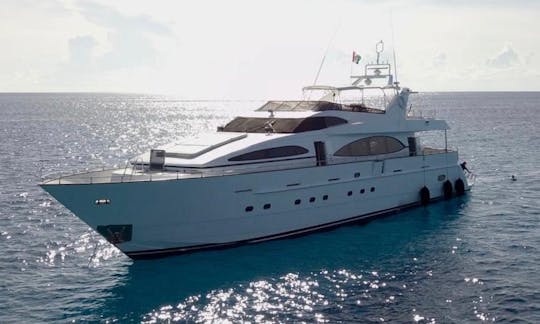 Megayate Azimut de 101 pies con jacuzzi y moto acuática con recogida en la Riviera Maya