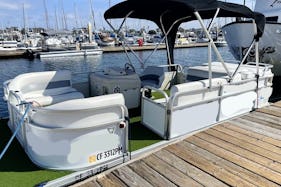 21' Pontoon Boat for 6 People in San Diego