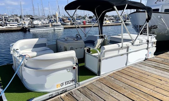 21' Pontoon Boat for 6 People in San Diego