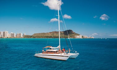 Alquiler de veleros en un catamarán de lujo hawaiano clásico de 52 pies en Honolulu, Hawái