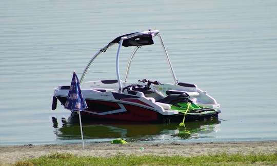 Superbe bateau de jet ski sur le lac Puddingstone