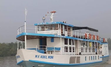 Embarcação turística MV Kokilmoni de 85 pés de comprimento em Sundarban, Bangladesh