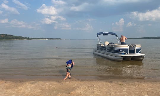 2021 Sun Tracker Tritoon Party Barge on Grapevine Lake