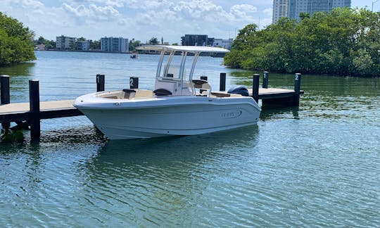 2020 Robalo 21ft Center Console for Sandbar or Sightseeing in Miami