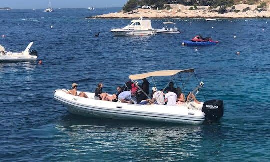 Louez un bateau gonflable rigide Joker Clubman de 300 ch de 28 pieds dans la ville de Hvar
