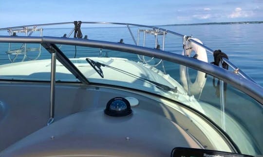 28ft Motor Yacht with Experienced Captain in Toronto