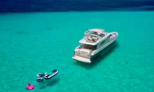 Luxury 72' Ferreti Motor Yacht in Cancun up to 15 people from 6 hours rental