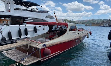 Beau yacht pour les loisirs à Istanbul