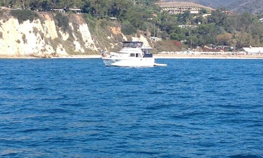 Iate Chris Craft Catalina de 42 pés em cruzeiro pelo porto de Marina Del Rey