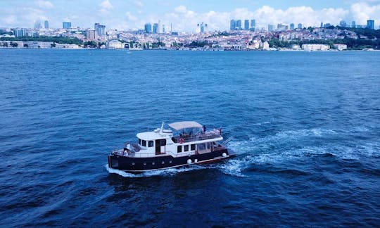 25 Person Yacht for Rent in İstanbul, Turkey