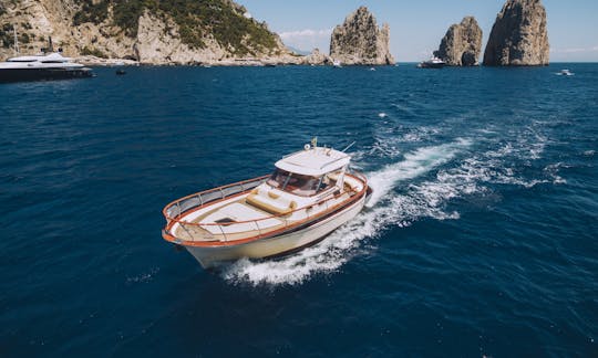 Barco a motor Gozzo Fratelli Aprea 32 em Sorrento, Itália