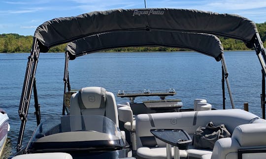 Godfrey Aquapatio 26ft Luxury Tritoon 150 Hp Yamaha On Saratoga Lake For Up To 12 People