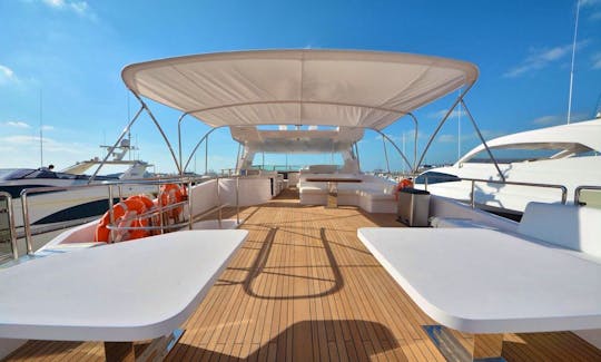 Luxury Gulf Craft 101' Yacht in Dubai, United Arab Emirates