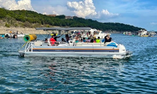 The 306 holding a family of 17 people on Lake Travis