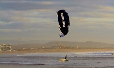 ¡Descubre el mundo del kitesurf mientras exploras este pueblo mágico!