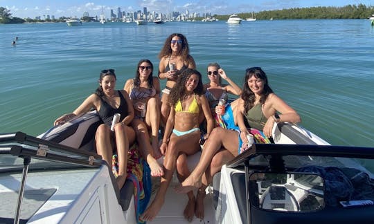 25 feet Yamaha Party Boat Rental for 8 People