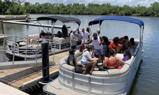 28ft Luxury Pontoon Boat