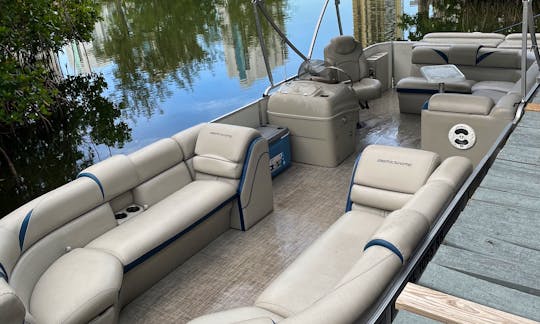 Party Barge 27ft Luxury Berkshire Tritoon Boat. Party, Hang Out At The Sandbar, Or Cruise Around The Intercostal in Miami!!