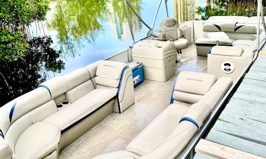 28ft Luxury Pontoon / Tritoon Boat. Party, Hang Out At The Sandbar, Or Cruise Around The Intercostal in Miami!!