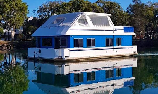 Jump onboard Paradise II for a relaxing houseboat escape!