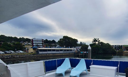 Jump onboard Paradise II for a relaxing houseboat escape!