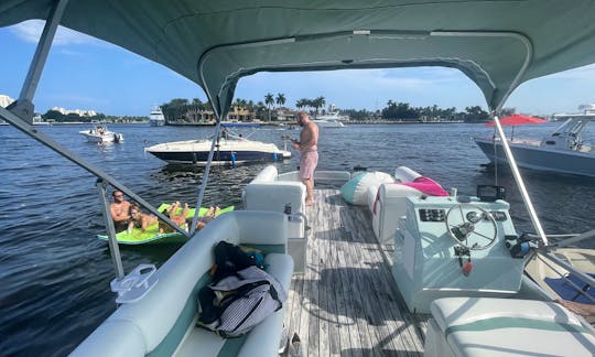 25ft Party Pontoon Boat in Fort Lauderdale