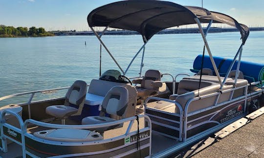 Lewisville Lake Suntracker 22' Pontoon Rental. Nothing beats a day on the water.