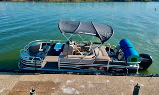 Lewisville Lake Suntracker 22' Pontoon Rental. Nothing beats a day on the water.
