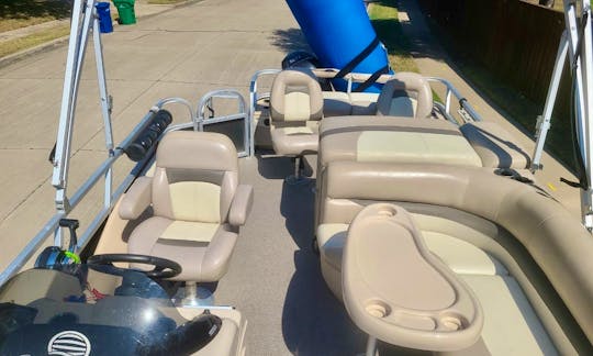 Lake Ray Hubbard Sun Tracker Pontoon Rental. Let’s go boating today!