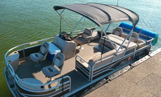 Lake Ray Hubbard Sun Tracker Pontoon Rental. Let’s go boating today!