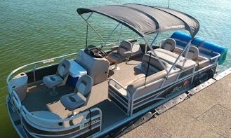 Grapevine Lake Sun Tracker Pontoon Rental. Let’s go boating today!