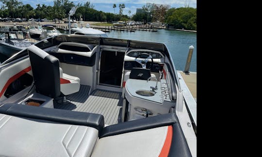 Let your stress float away...Private, clean, entire boat for your enjoyment. Queen size bed . Full bathroom on board PLUS access to marina facilities.