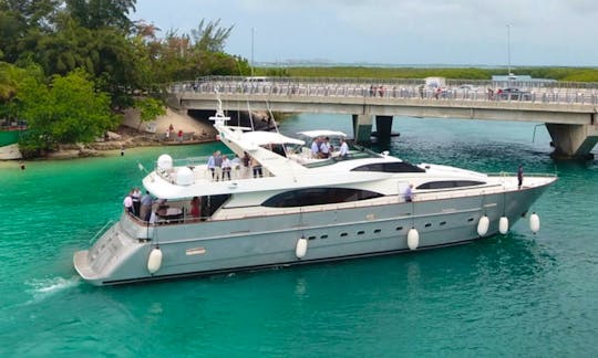 Luxury 105ft Azimut available in Cancun and Isla Mujeres
