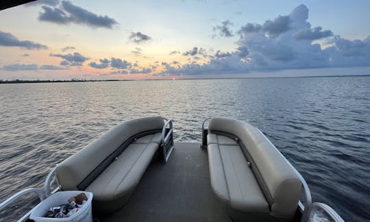 Sun Tracker Pontoon Rental in Destin