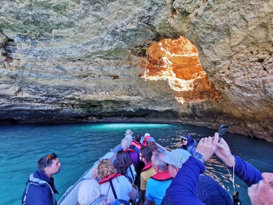 ¡Explore las impresionantes cuevas de Benagil en un recorrido privado en barco RIB!