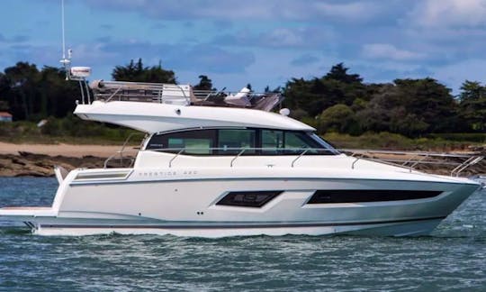 42’ Luxury Yacht Prestige Flybridge Cabin Cruiser for Charter