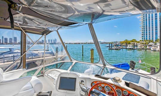 Ponte Searay Sedan “Sea Senora” de 44 pés com plataforma de natação em Miami Beach